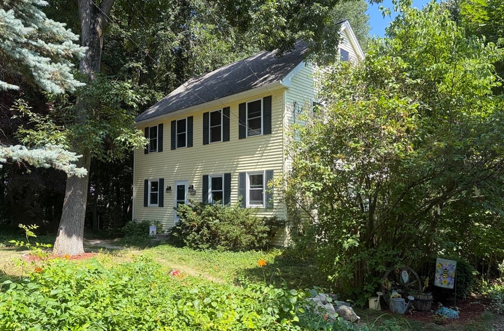 203 Lakeview Ave, Tyngsborough MA 01879