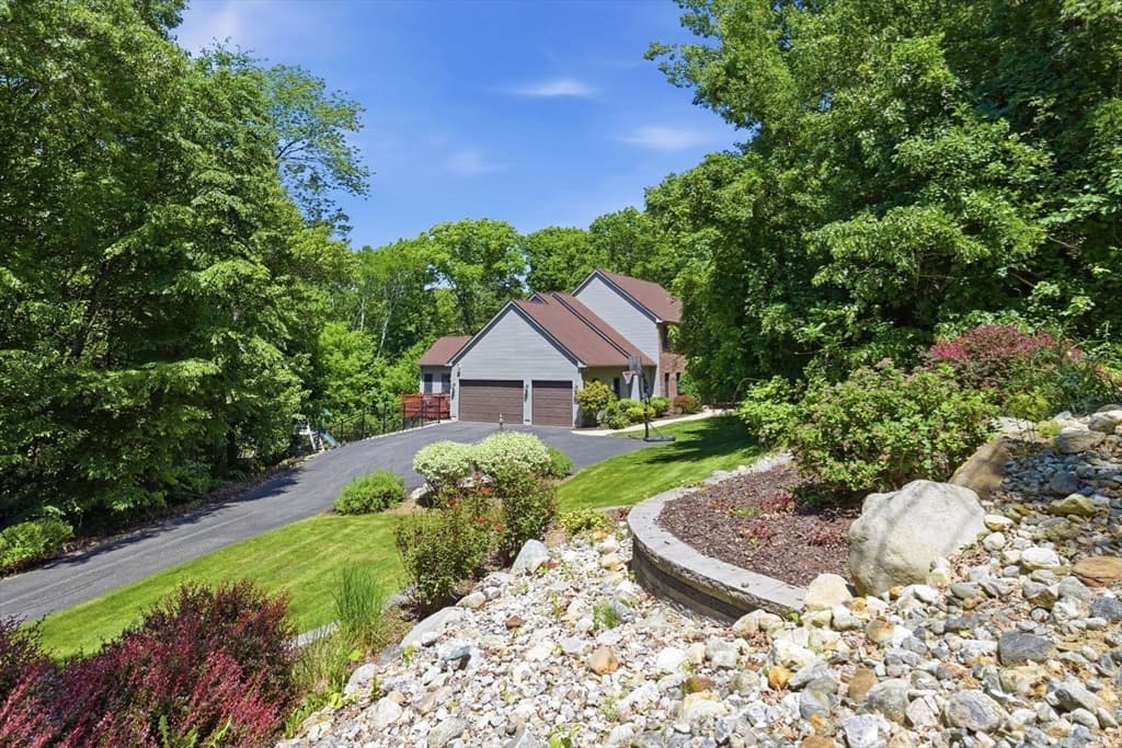 2 Highview Cir, Wilbraham MA 01095 photo 2