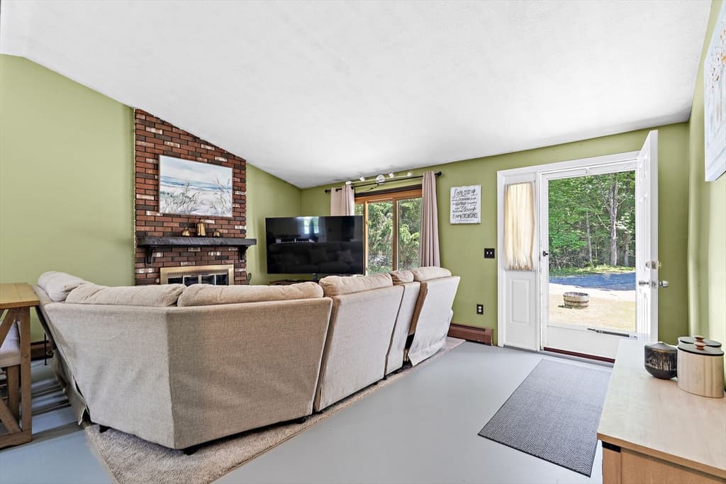 Single Family Residence at 90 Oakmont Ave, Westminster MA 01473, Westminster, photo 5 of 32