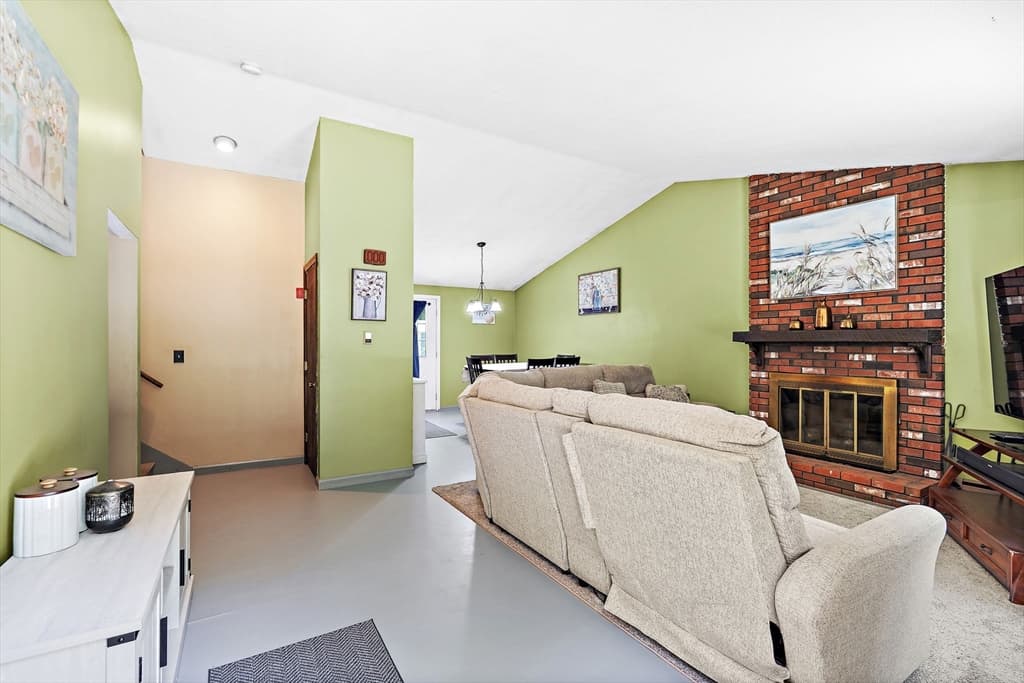 Single Family Residence at 90 Oakmont Ave, Westminster MA 01473, Westminster, photo 4 of 32