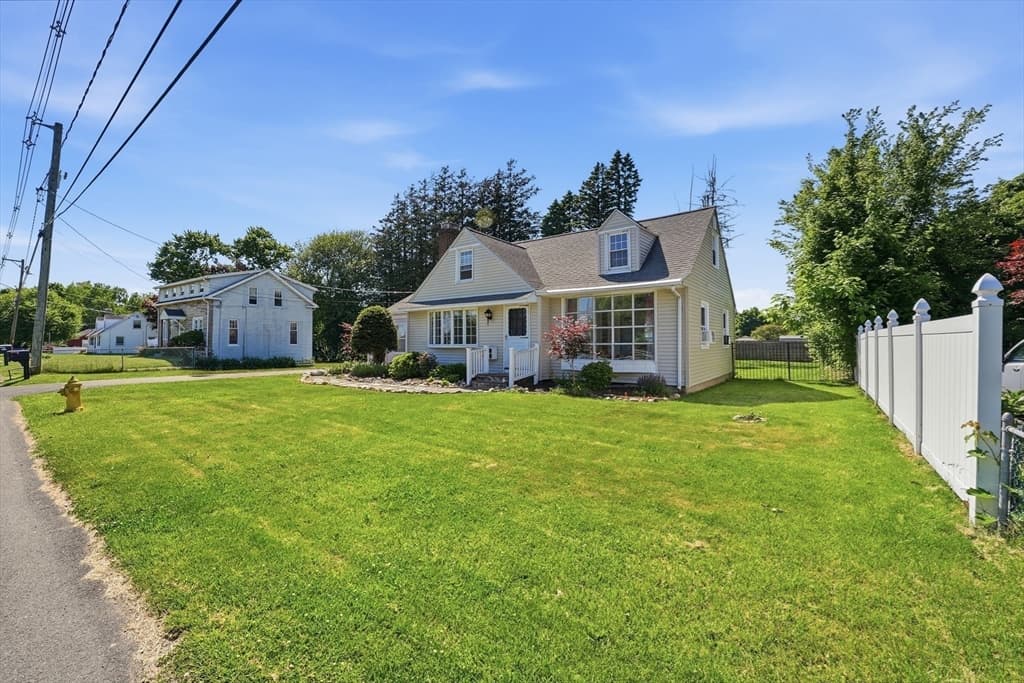 Single Family Residence at 375 River Rd, Agawam MA 01001, photo 5 of 33