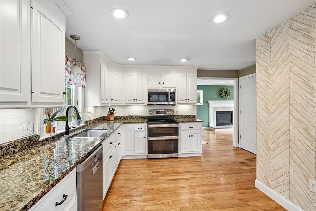 Single Family Residence at 349 Summer St, Franklin MA 02038, photo 2 of 21