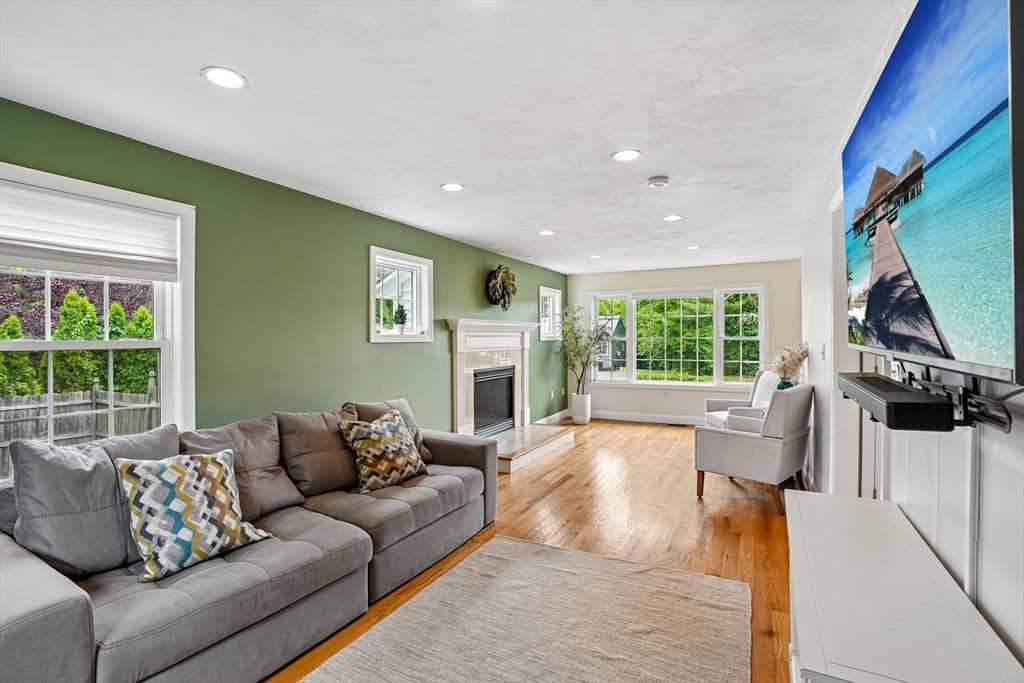 Single Family Residence at 349 Summer St, Franklin MA 02038, photo 6 of 21
