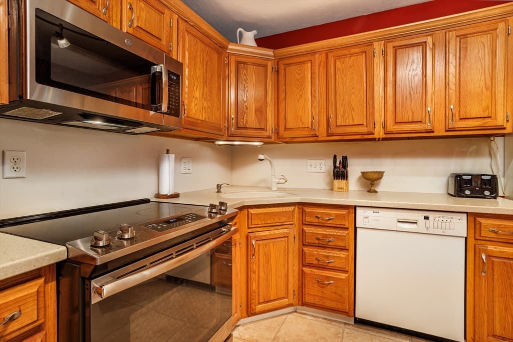 Condominium at 909 Ridgefield Cir # 909C, Clinton MA 01510, Clinton, photo 4 of 40