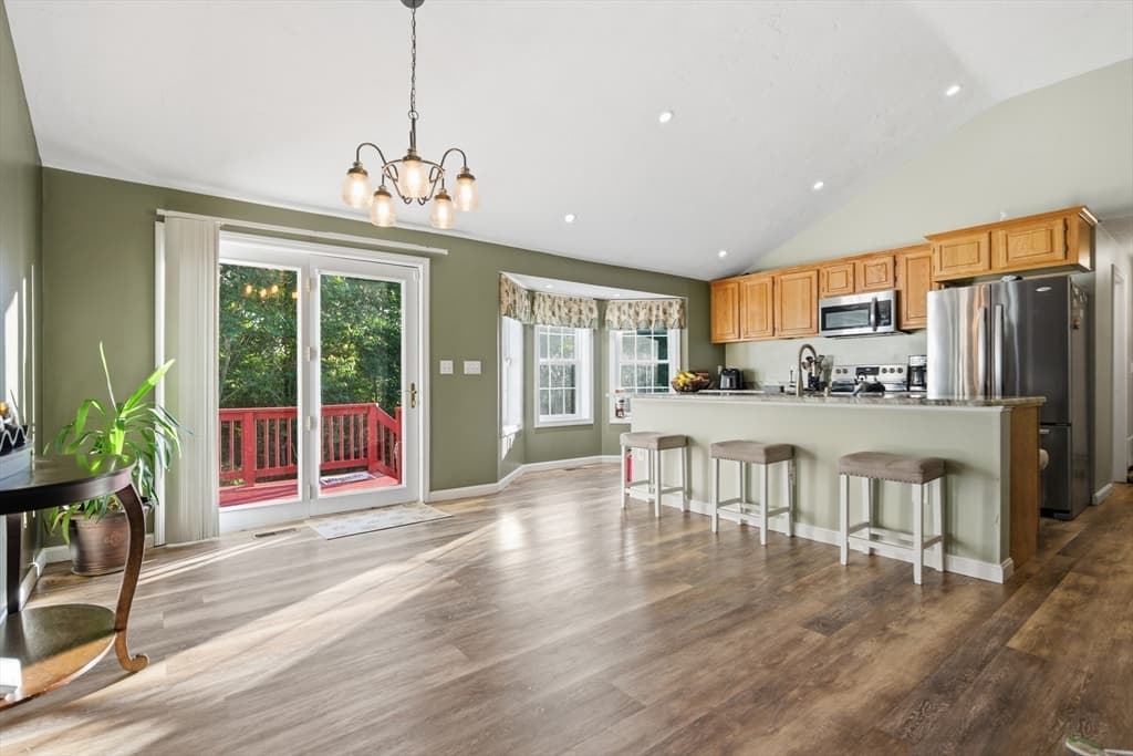 37 Moreland Green Dr, Worcester MA 01609 photo 2