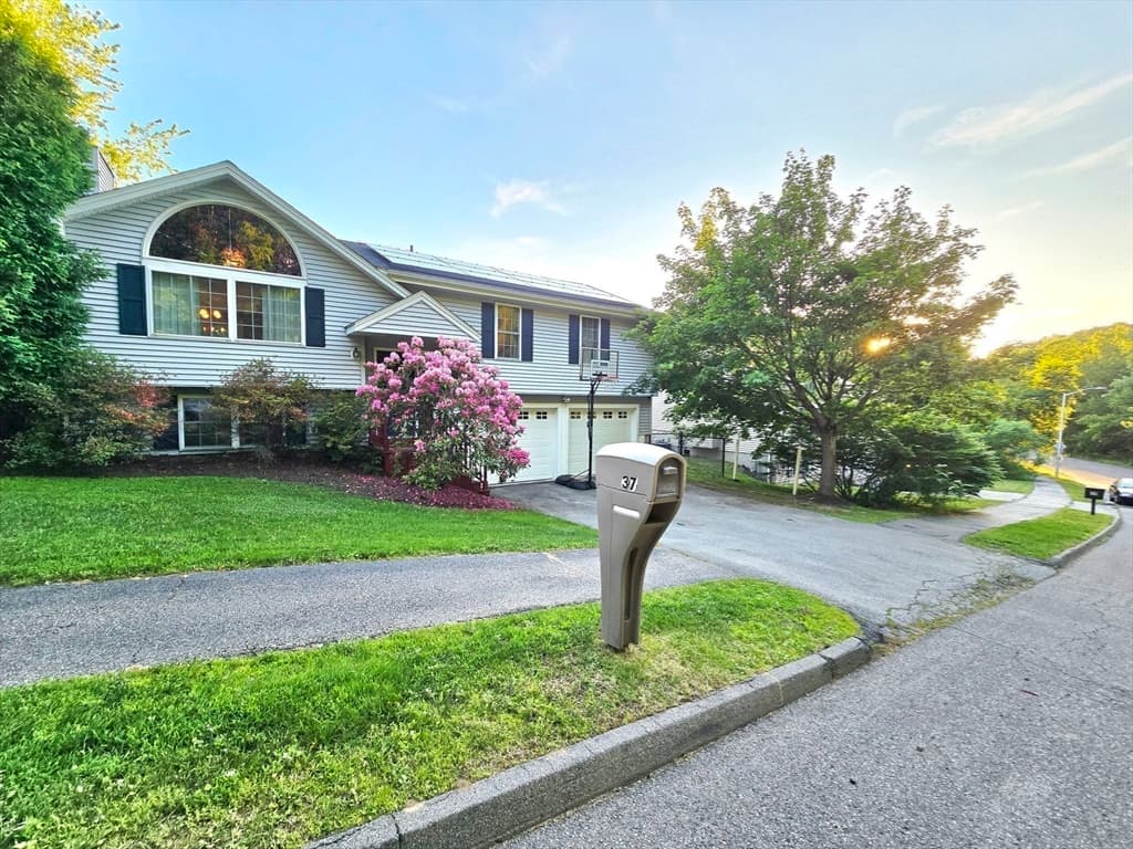 37 Moreland Green Dr, Worcester MA 01609