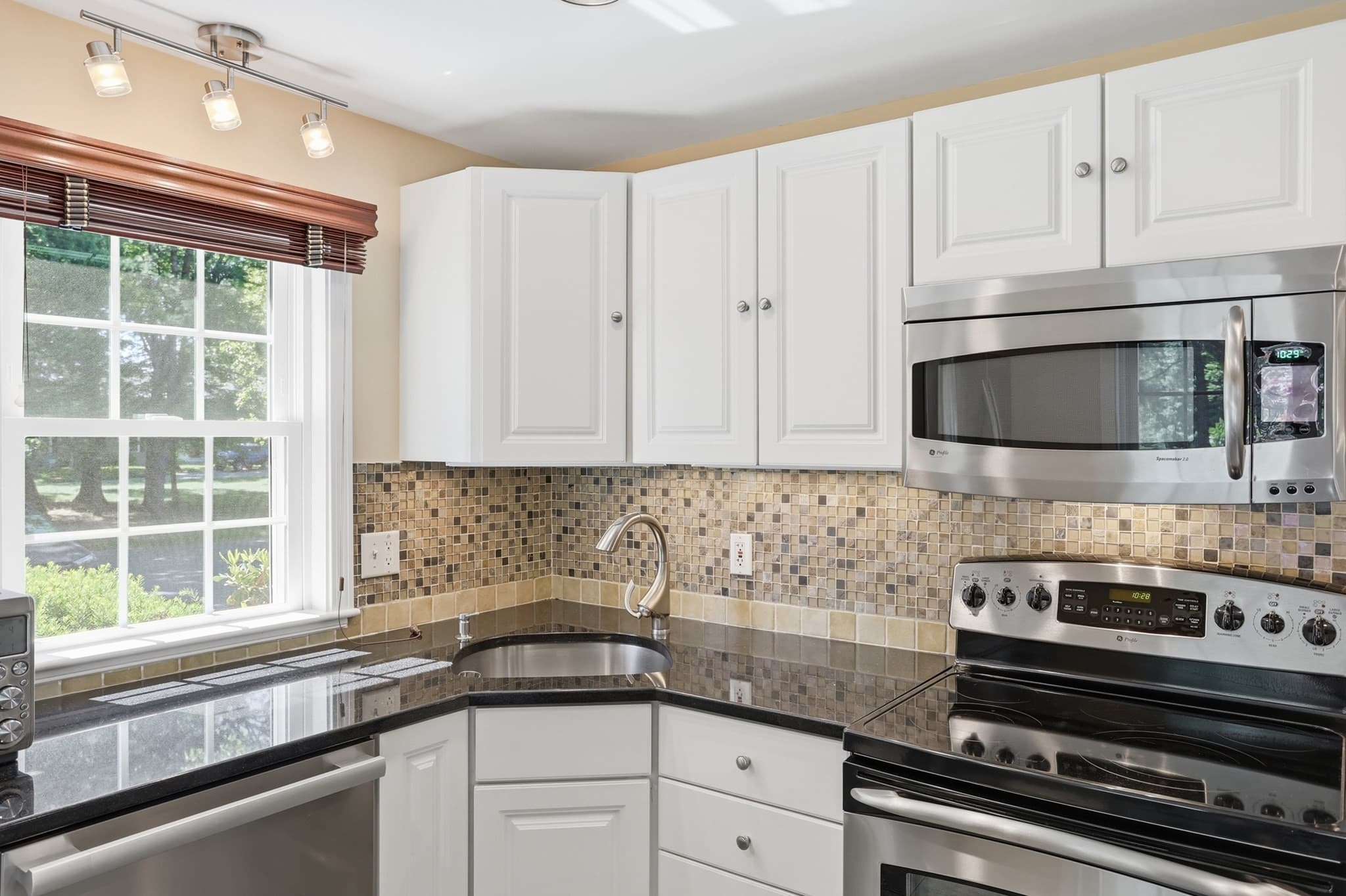 Condominium at 78 Macintosh Ln # 78, Boxborough MA 01719, Boxborough, photo 5 of 41