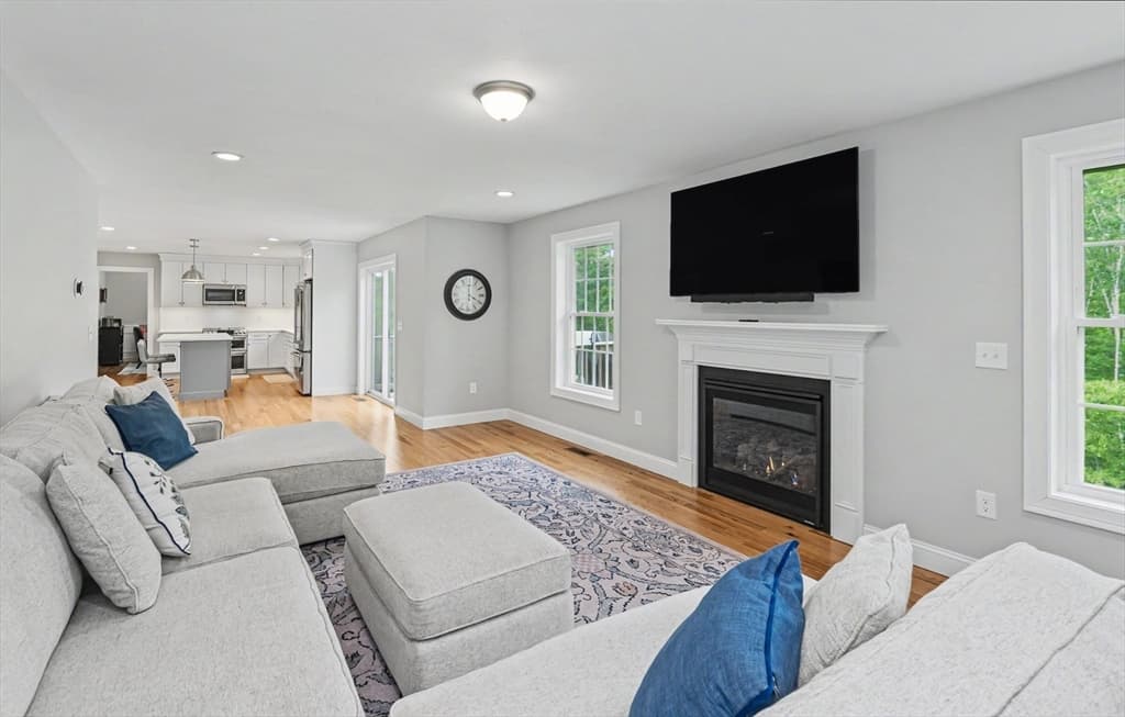 Single Family Residence at 265 Standish Ln, Hudson NH 03051, Hudson, photo 11 of 35