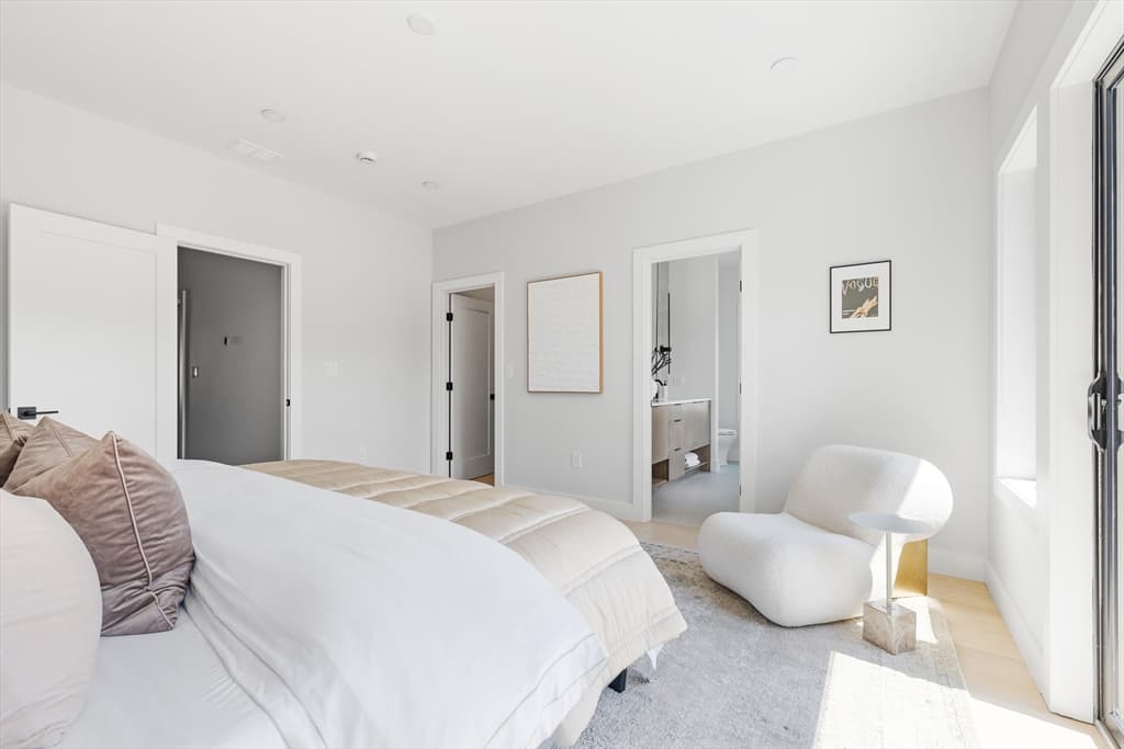 Condominium at 14-16 Irving St # L, Newton MA 02459, Newton, photo 4 of 5