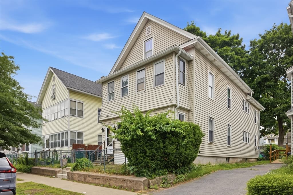 3 Family at 133 Oak St, Holyoke MA 01040, Holyoke, photo 2 of 27