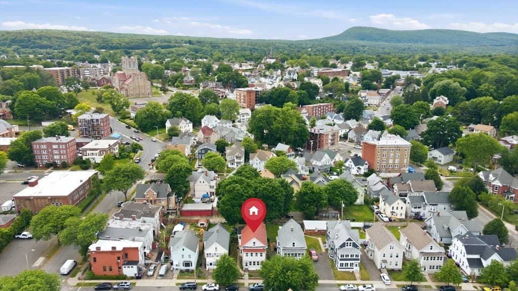 3 Family at 133 Oak St, Holyoke MA 01040, Holyoke, photo 4 of 27