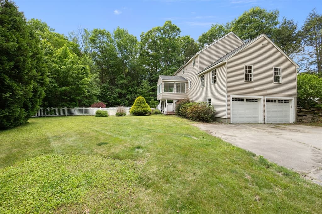 Single Family Residence at 140 Paradise Ln, Sturbridge MA 01518, Sturbridge, photo 4 of 30
