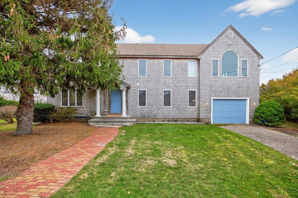 15 Hedge Lane, Falmouth MA 02540