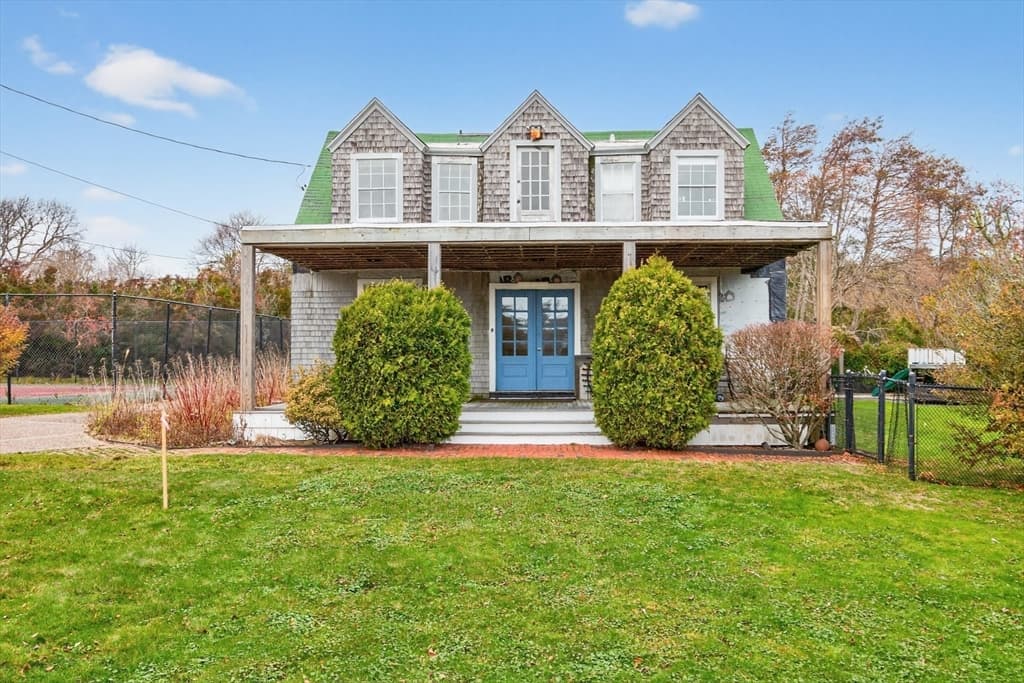 9 Hedge Lane, Falmouth MA 02540
