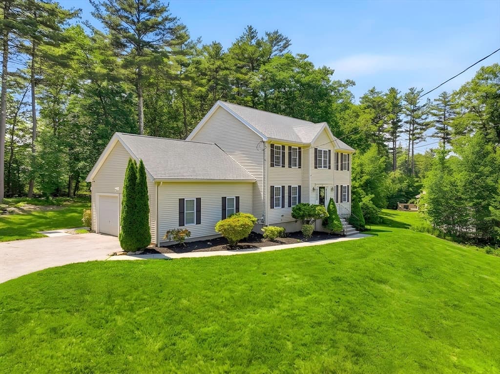 Single Family Residence at 88 Northbridge St, Mendon MA 01756, Mendon, photo 4 of 41