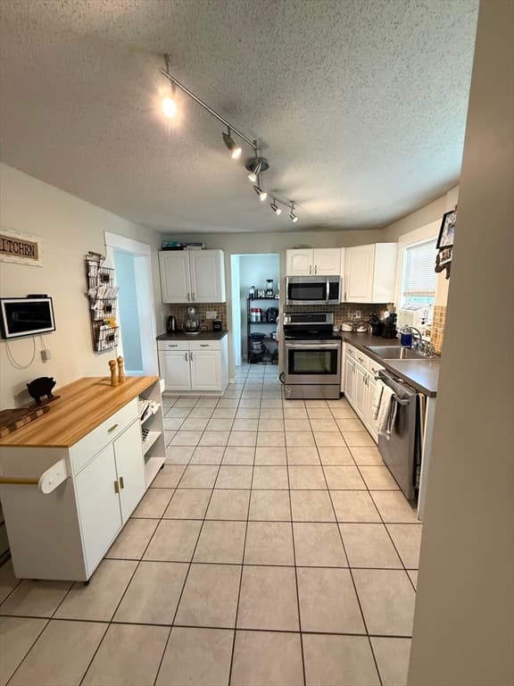 Single Family Residence at 153 Edgewood Ave, Longmeadow MA 01106, photo 3 of 24