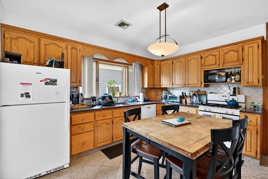 Multi Family at 62 Antrim St, Cambridge MA 02139, Cambridge, photo 17 of 30
