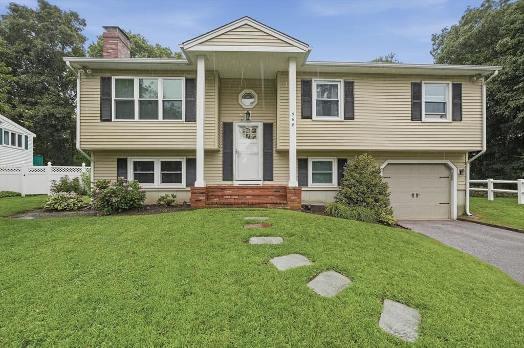 568 Lantern Ln, New Bedford MA 02740