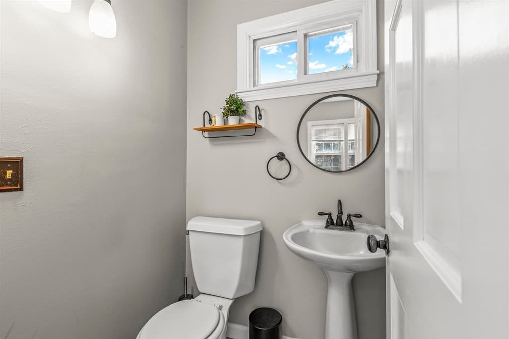 Single Family Residence at 6 Parkin Ct, Taunton MA 02780, photo 7 of 33