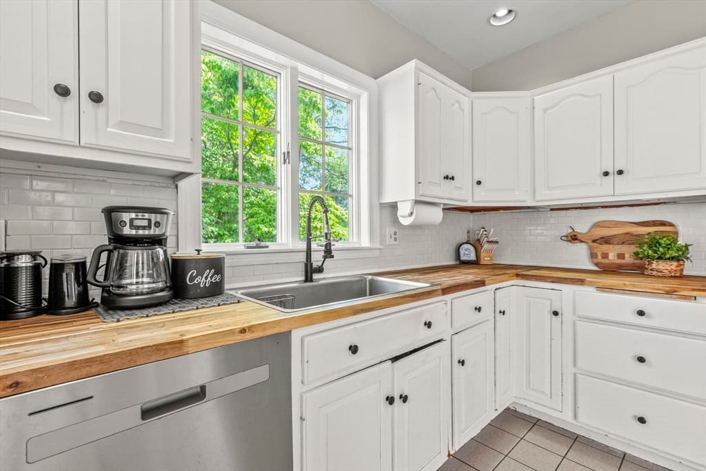 Single Family Residence at 6 Parkin Ct, Taunton MA 02780, photo 5 of 33