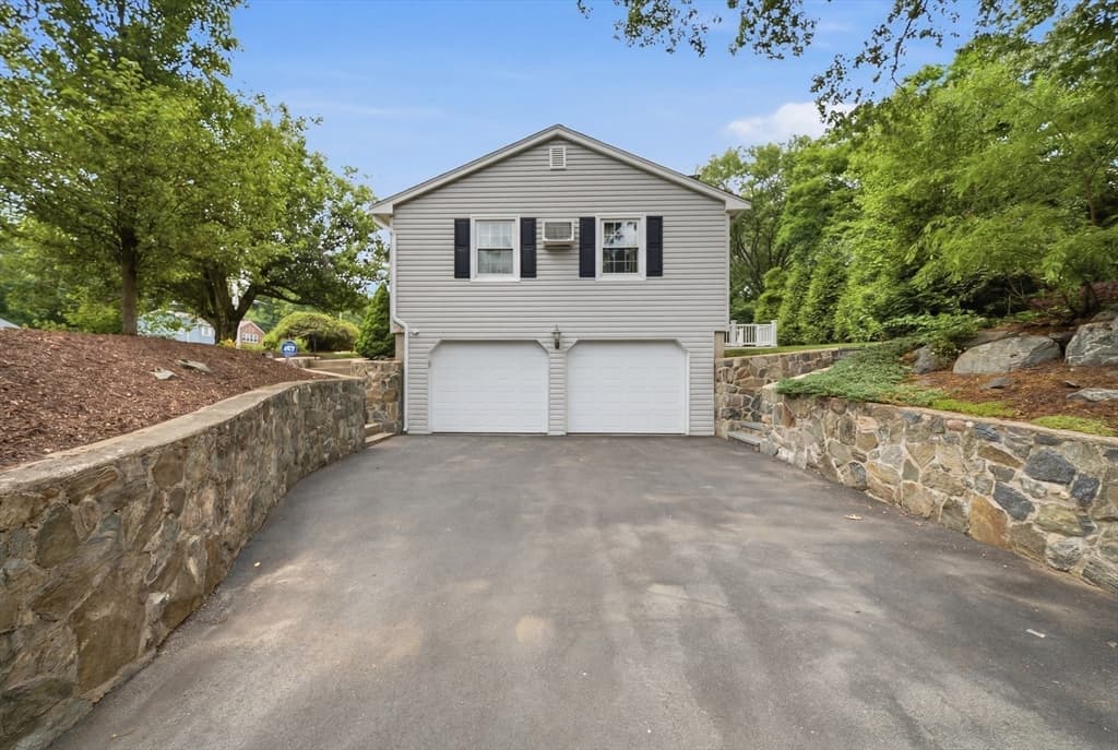 Single Family Residence at 9 Sparhawk Dr, Burlington MA 01803, Burlington, photo 8 of 42