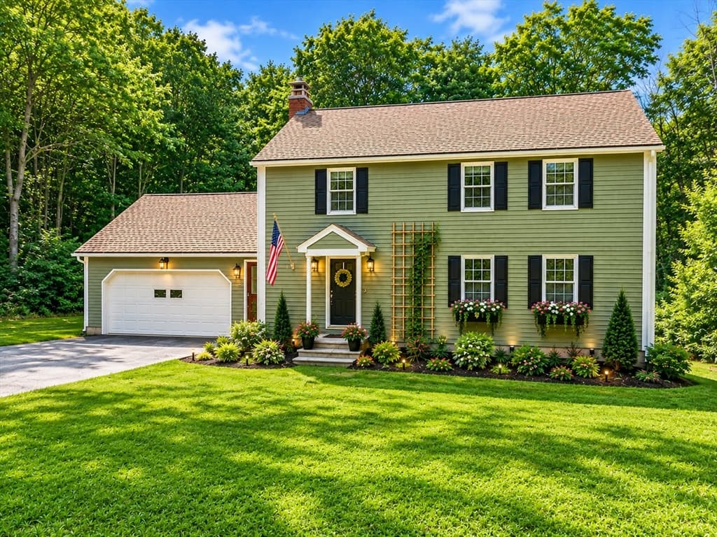10 Garrison Heights Drive, Oxford MA 01540