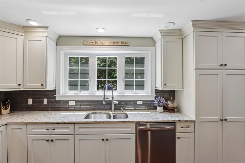 831 Mayflower St, Duxbury MA 02332 photo 9