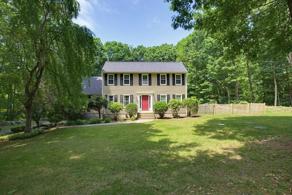 47 Old Village Rd, Sturbridge MA 01566