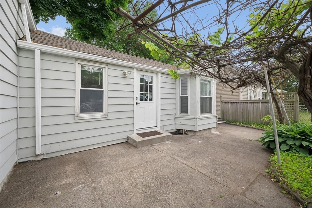 Single Family Residence at 370 Pleasant St, Pawtucket RI 02860, Pawtucket, photo 2 of 21