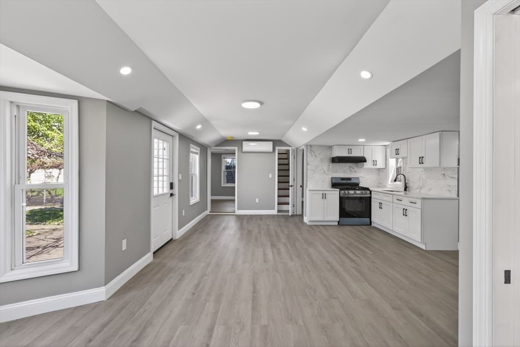 Single Family Residence at 370 Pleasant St, Pawtucket RI 02860, Pawtucket, photo 6 of 21