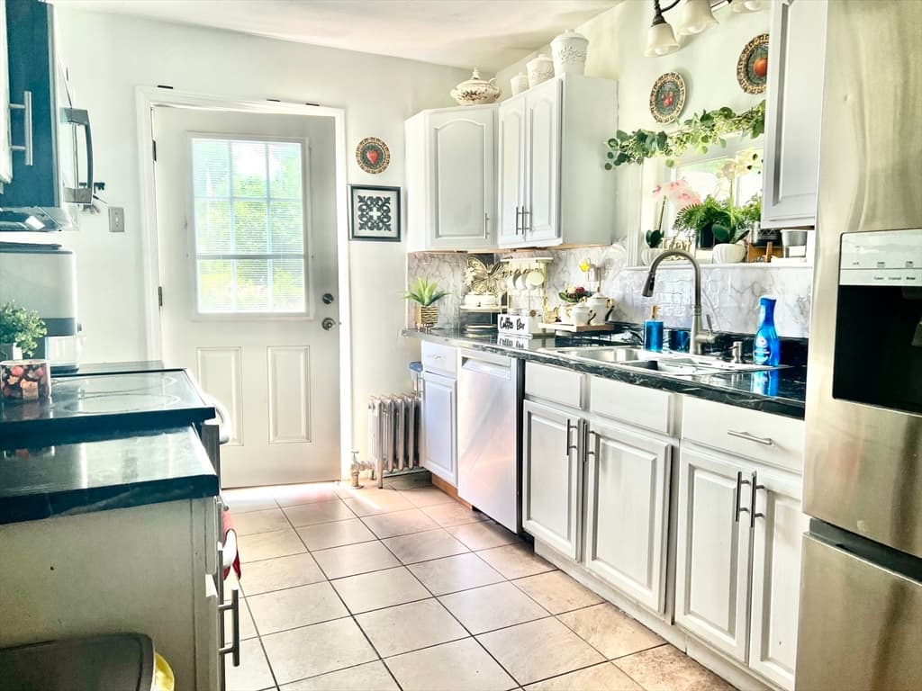 Single Family Residence at 86 Beaverbrook Pkwy, Worcester MA 01603, photo 10 of 31
