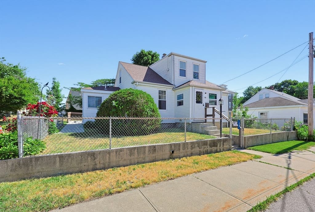 16 Lakeview St, Blackstone MA 01504
