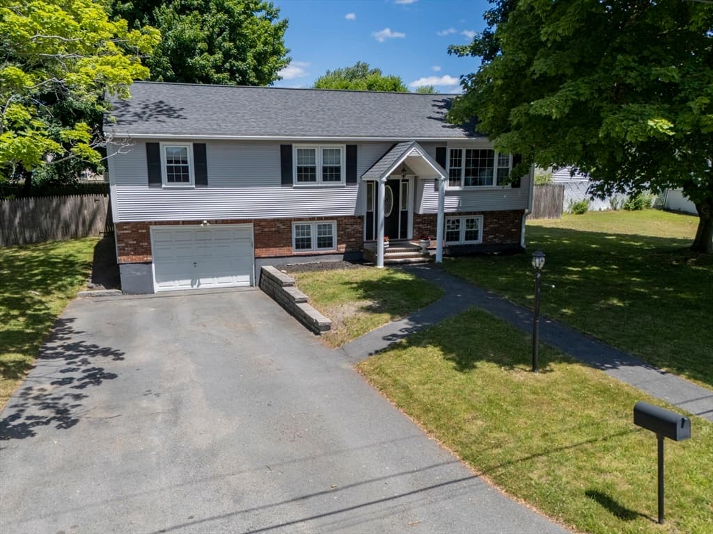 35 Oakmeadow Ln, Methuen MA 01844