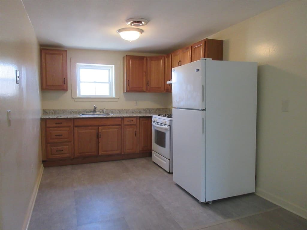 5-9 Family at 85-89 Fifth St, Montague MA 01376, photo 11 of 27
