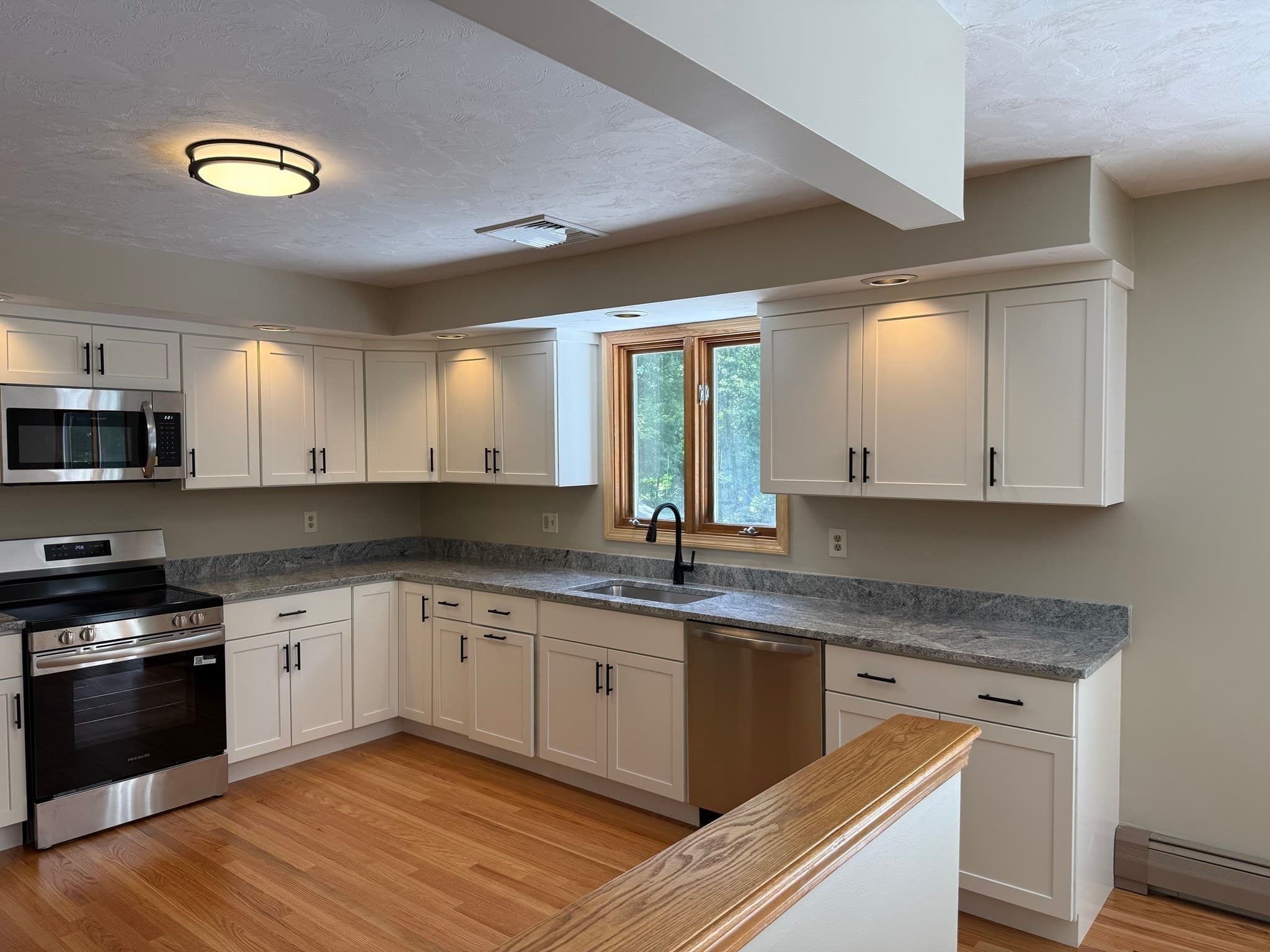 Single Family Residence at 1174 Old Fall River Rd, Dartmouth MA 02747, photo 8 of 41