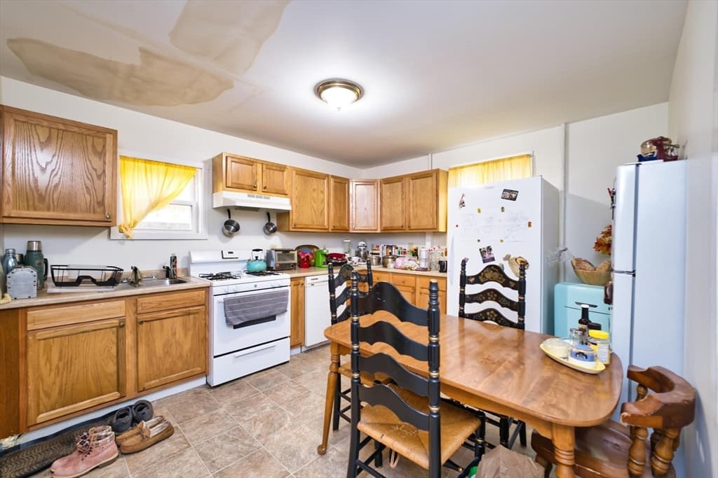 3 Family at 324 Cottage St, New Bedford MA 02740, photo 36 of 42