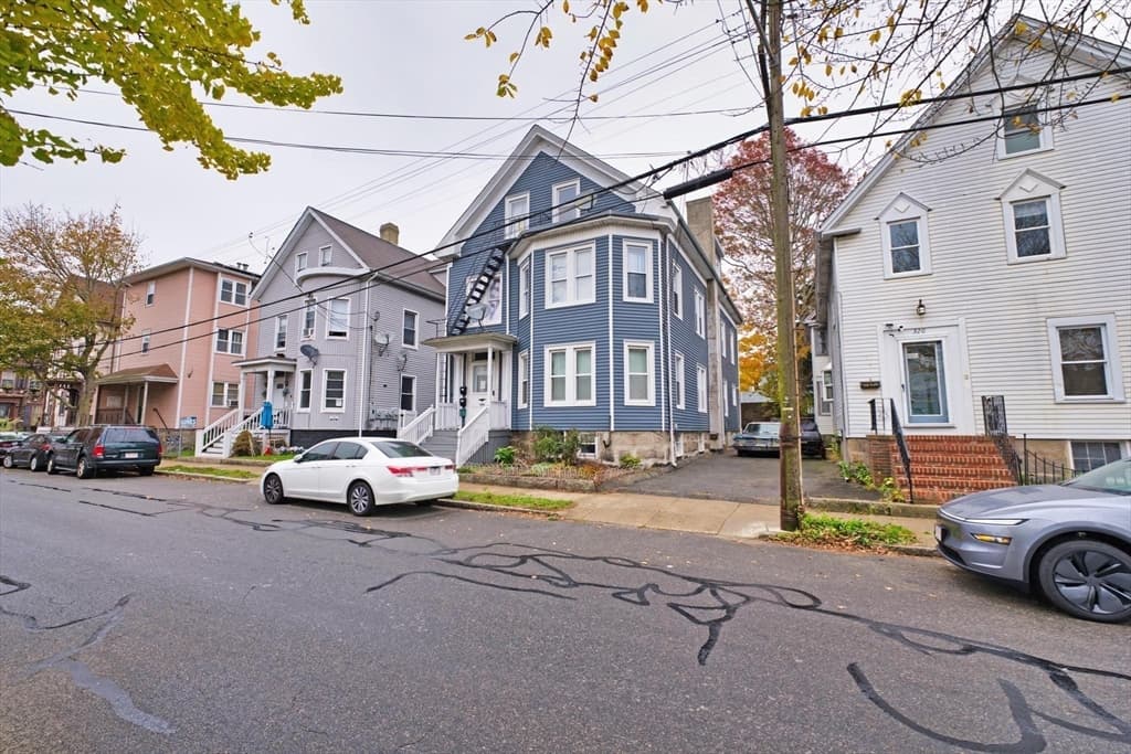 3 Family at 324 Cottage St, New Bedford MA 02740, photo 5 of 42