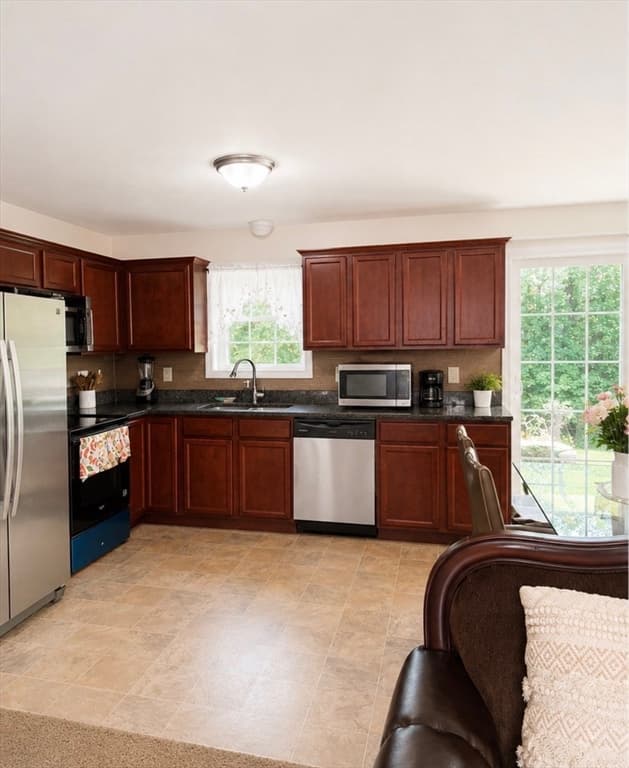 Single Family Residence at 172 Pratt St, Fitchburg MA 01420, photo 9 of 30