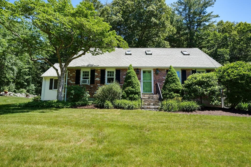 42 Ball St, Northborough MA 01532