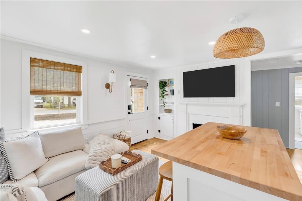 Single Family Residence at 25 Lake Rd E, Yarmouth MA 02673, photo 7 of 35