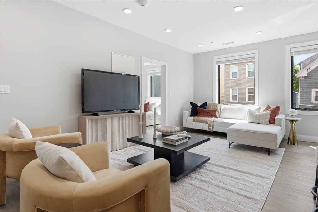 Condominium at 656 Saratoga # 311, Boston MA 02128, photo 5 of 15