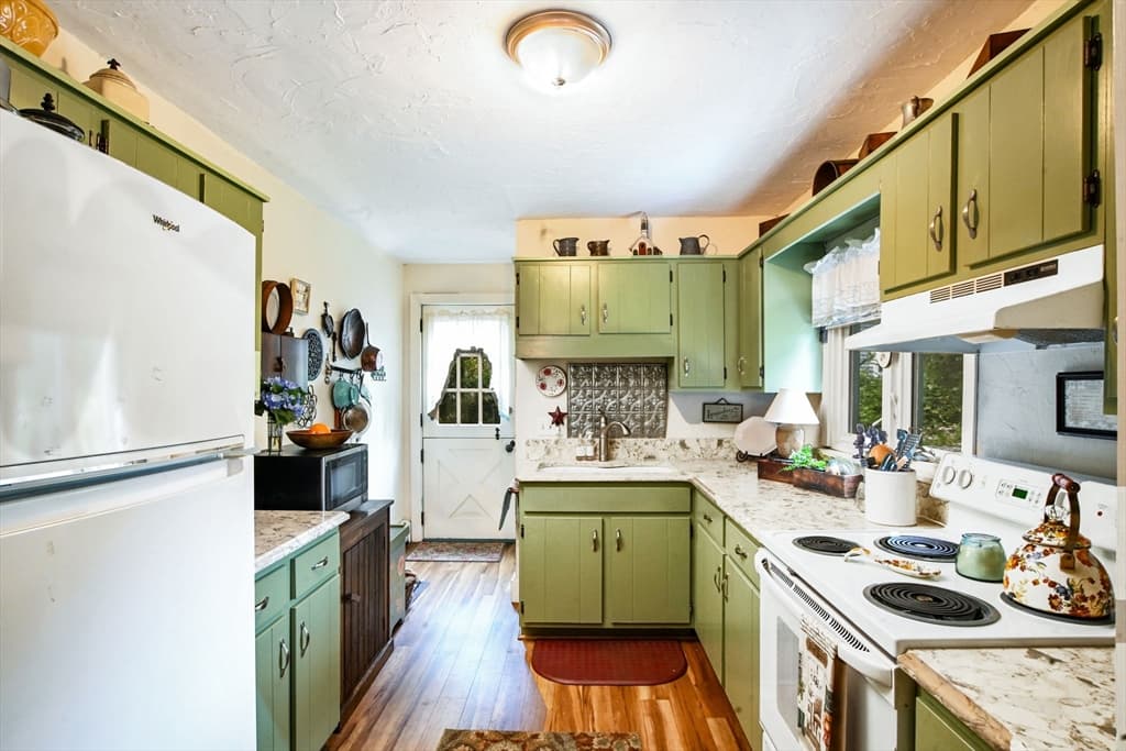 Single Family Residence at 4 Evergreen Hill Rd, Bourne MA 02532, photo 14 of 27