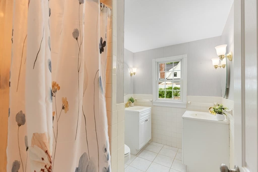 Single Family Residence at 4 Rossmore Rd, Lynnfield MA 01940, Lynnfield, photo 17 of 28