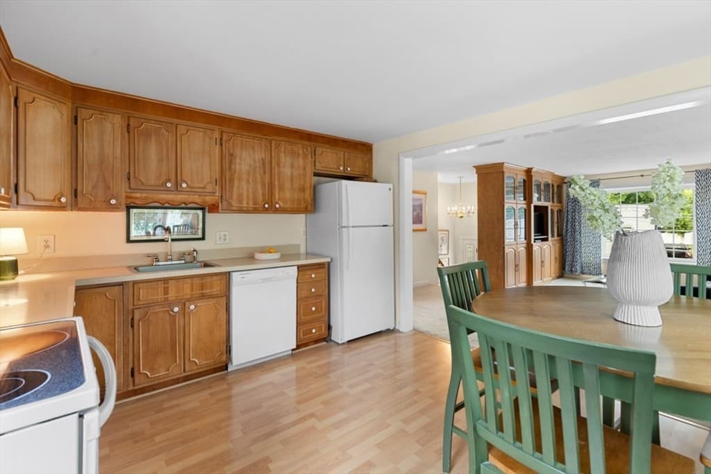 Single Family Residence at 4 Rossmore Rd, Lynnfield MA 01940, Lynnfield, photo 12 of 28