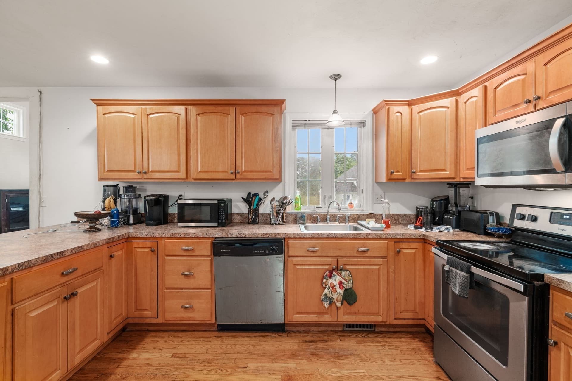 Single Family Residence at 86 Oakland St, Stoughton MA 02072, photo 11 of 34