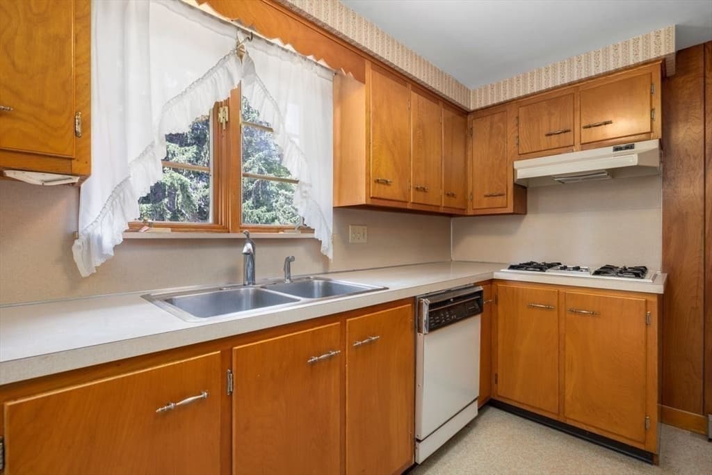 Single Family Residence at 27 Hinsdale St, Swansea MA 02777, Swansea, photo 17 of 36