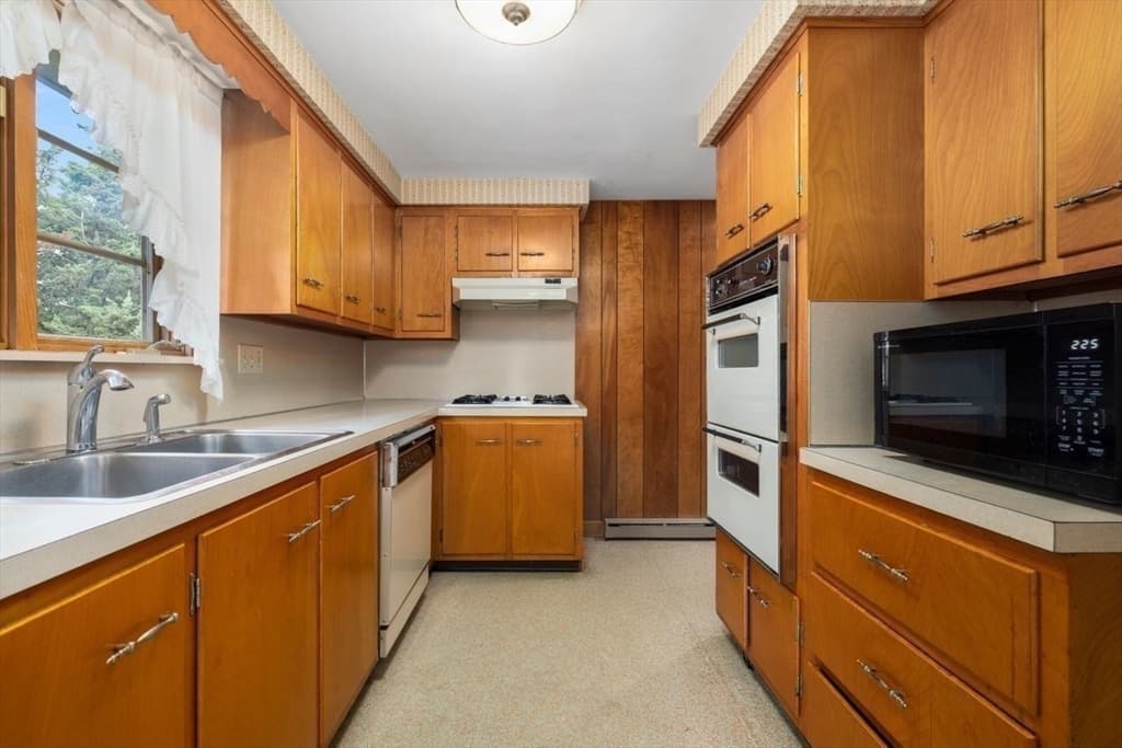 Single Family Residence at 27 Hinsdale St, Swansea MA 02777, Swansea, photo 16 of 36