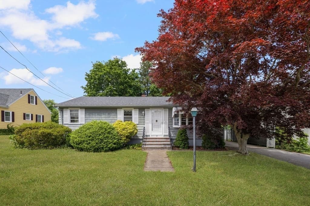 27 Hinsdale St, Swansea MA 02777