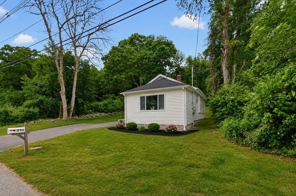 Single Family Residence at 1703 Crandall Rd, Tiverton RI 02878, Tiverton, photo 3 of 14