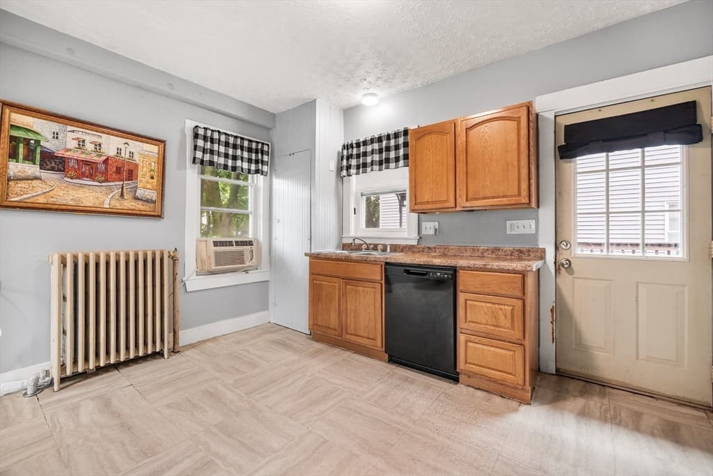 Single Family Residence at 113 Cedar St, Fitchburg MA 01420, photo 5 of 26
